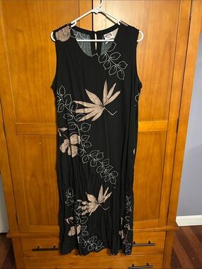 Sleeveless Black Maxi Dress with Beige Leaf Motif
